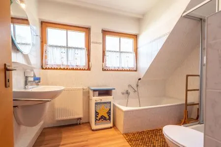 Badezimmer mit Badewanne und Dusche Ferienpark Freesenbruch Doppelhaushälfte 9a - Leuchtturm