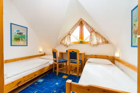 Schlafzimmer mit zwei Einzelbetten Ferienpark Freesenbruch Doppelhaushälfte 9a - Leuchtturm