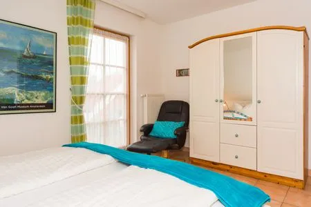 Schlafzimmer mit Doppelbett Ferienpark Freesenbruch Doppelhaushälfte 9a - Leuchtturm