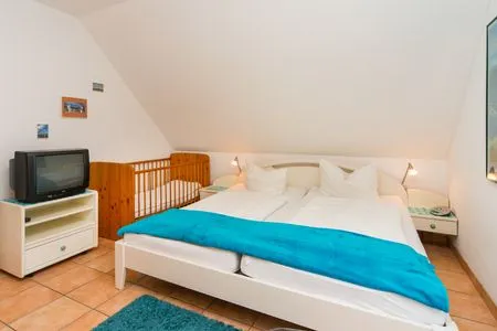 Schlafzimmer mit Doppelbett Ferienpark Freesenbruch Doppelhaushälfte 9a - Leuchtturm