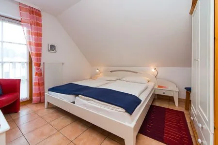Schlafzimmer mit Doppelbett Ferienpark Freesenbruch Doppelhaushälfte 9a - Leuchtturm