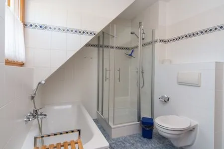 Badezimmer mit Dusche und Badewanne Ferienpark Freesenbruch Doppelhaushälfte 10a - Meeresbrise