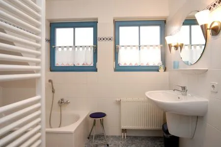 Badezimmer mit Badewanne Ferienpark Freesenbruch Doppelhaushälfte 11 - Windflüchter