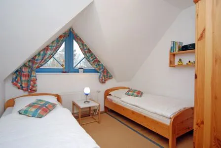 Schlafzimmer mit zwei Einzelbetten Ferienpark Freesenbruch Doppelhaushälfte 11 - Windflüchter