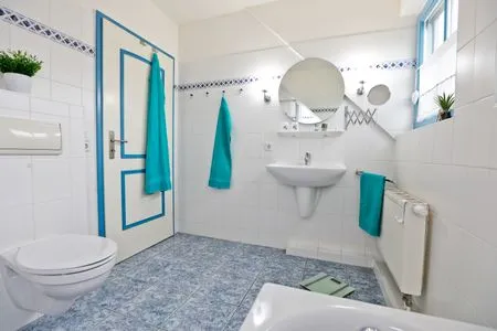Badezimmer mit Dusche und Badewanne Ferienpark Freesenbruch Doppelhaushälfte 11a - Schwalbennest