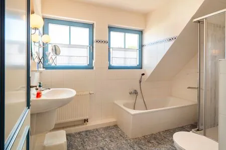 Badezimmer mit Dusche und Badewanne Ferienpark Freesenbruch Doppelhaushälfte 11a - Schwalbennest