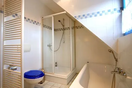 Badezimmer mit Dusche und Badewanne Ferienpark Freesenbruch Doppelhaushälfte 12 - Sommerlust