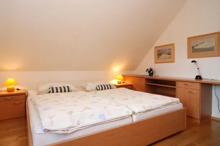 Schlafzimmer mit Doppelbett Ferienpark Freesenbruch Doppelhaushälfte 12 - Sommerlust