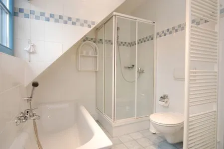 Badezimmer mit Dusche und Badewanne Ferienpark Freesenbruch Doppelhaushälfte 12a - Steuerrad