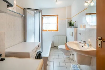 Schlafzimmer mit Badewanne Ferienpark Freesenbruch Wohnung 1.1 - Seestern
