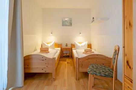 Schlafzimmer mit zwei Einzelbetten Ferienpark Freesenbruch Wohnung 1.1 - Seestern