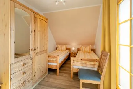 Schlafzimmer mit zwei Einzelbetten Ferienpark Freesenbruch Wohnung 4.6 - Boddenblick