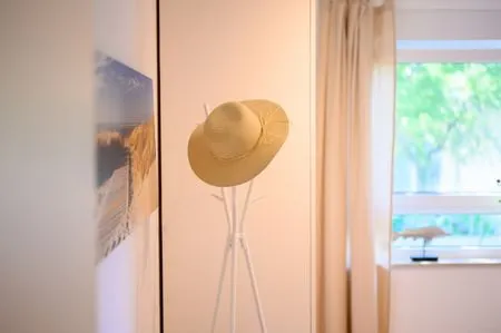 Gardrobenständer mit Sonnenhut Residenz am Strand Deichpoofe -  Wohnung 1-06