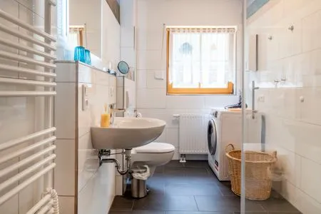 Badezimmer mit Dusche Ferienpark Freesenbruch Wohnung 1.3 - Störtebeker