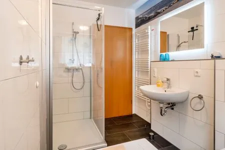Badezimmer mit Dusche Ferienpark Freesenbruch Wohnung 1.3 - Störtebeker
