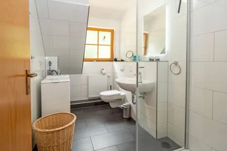Badezimmer mit Dusche Ferienpark Freesenbruch Wohnung 1.6 - Freesenblick