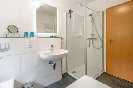 Badezimmer mit Dusche Ferienpark Freesenbruch Wohnung 1.6 - Freesenblick