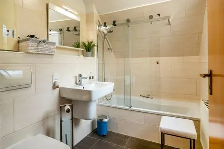 Badezimmer mit Badewanne Ferienpark Freesenbruch Wohnung 4.4 - Seeschwalbe