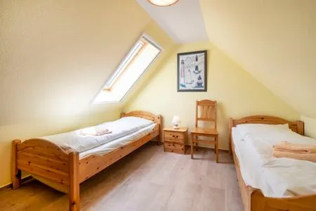 Schlafzimmer mit zwei Einzelbetten Ferienpark Freesenbruch Wohnung 4.4 - Seeschwalbe