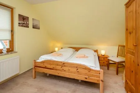 Schlafzimmer mit Doppelbett Ferienpark Freesenbruch Wohnung 4.4 - Seeschwalbe