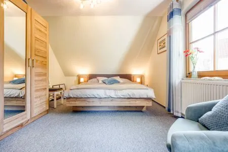Schlafzimmer mit Doppelbett Ferienpark Freesenbruch Wohnung 2.6 - Windrose
