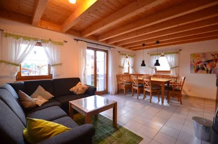 Wohnzimmer Bunte Kuh -  Feriendorf Via Claudia Haus 52