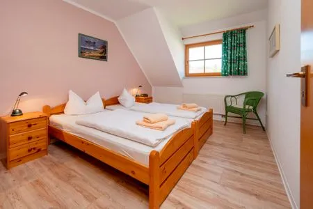 Schlafzimmer mit Doppelbett Ferienpark Freesenbruch Wohnung 1.5 - Amber