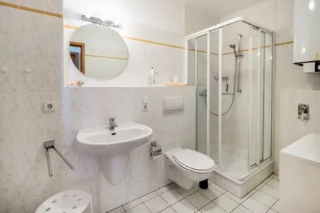 Badezimmer mit Dusche Ferienpark Freesenbruch Wohnung 1.5 - Amber