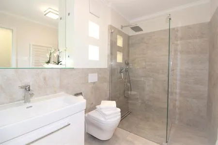 Badezimmer mit Dusche Logierhaus Friedrich WE 5 - "Ostseewelle"