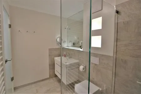 Badezimmer mit Dusche Logierhaus Friedrich WE 5 - "Ostseewelle"