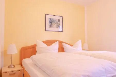 Schlafzimmer mit Doppelbett  Haus Sabine - EG