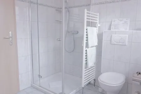 Badezimmer mit Dusche  Haus Sabine - OG