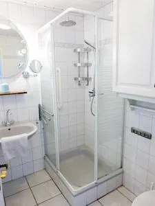 Duschbad in der Ferienwohnung Hopelfask in Süddorf auf Amrum Hüs Sanskiin Ferienwohnung *Hopelfask*