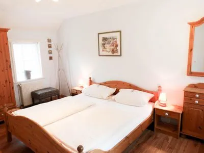 Doppelbettschlafzimmer in der Ferienwohnung Hopelfask in Süddorf auf Amrum Hüs Sanskiin Ferienwohnung *Hopelfask*