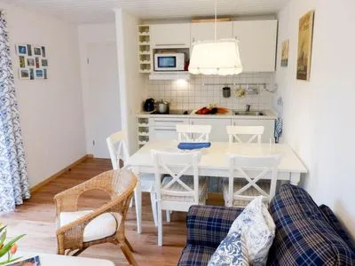 Küche und Esstisch in der Ferienwohnung Hopelfask in Süddorf auf Amrum Hüs Sanskiin Ferienwohnung *Hopelfask*