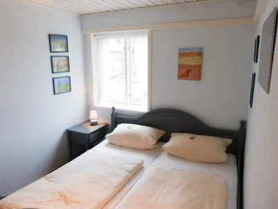 Doppelbettschlafzimmer in der Ferienwohnun Brombelbei in Süddorf auf Amrum Hüs Sanskiin Ferienwohnung *Brombelbei*