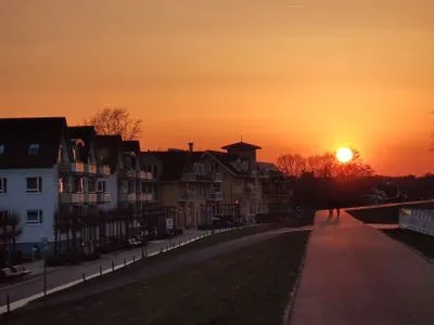 Deichpromenade bei Sonnenuntergang Residenz am Strand Wohnung 2-46