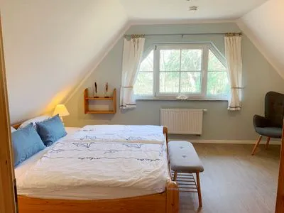 Schlafzimmer mit Doppelbett  Strandhaus Pilgrim