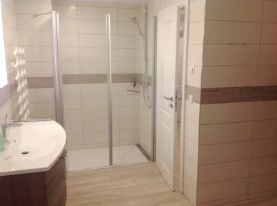 Badezimmer mit Dusche und Badewanne  Haus Hedda