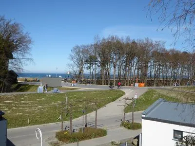 Blick vom Balkon auf die Deichpromenade Residenz am Strand Wohnung 2-36