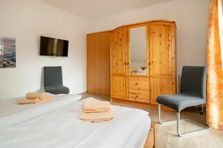 Schlafzimmer mit Doppelbett Ferienpark Freesenbruch Reihenhaus 7 - Seestern