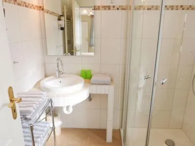 Dusche und Waschbecken Bungalow *Ual Welhüs*