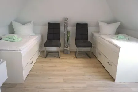 Schlafzimmer mit zwei Einzelbetten  Strandperle - Anlage Heiderose