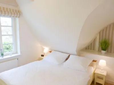Doppelbettschlafzimmer in der Ferienwohnung Seepferdchen in Süddorf auf Amrum Heidehüs Friesenhaushälfte *Seepferdchen*