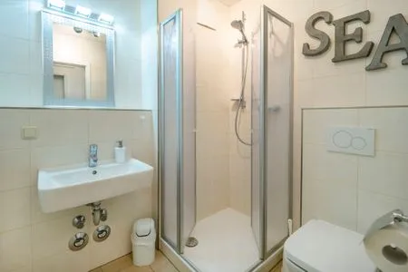 Badezimmer mit Dusche Residenz am Strand Wohnung 2-29