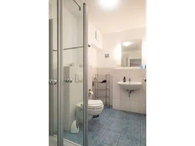 Badezimmer mit Dusche  Villa Carpe Diem - Wohnung 2