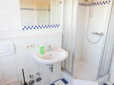 Duschbad in der Ferienwohnung At Nuurdlacht in Nebel auf Amrum Haus Nordlicht Ferienwohnung *At Nuurdlacht*