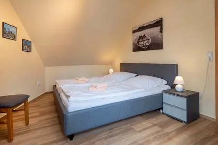 Schlafzimmer mit Doppelbett Ferienpark Freesenbruch Wohnung 4.6 - Boddenblick