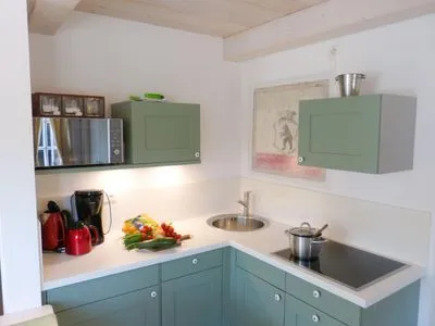 Küchenbereich der Ferienwohnung Green Waanang in Nebel auf Amrum Hüs Letj Warft Ferienwohnung „Green Waanang"