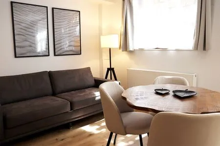 Sitz- und Essbereich Strandnahe Souterrain-Ferienunterkunft - Mit gratis Bettwäsche-Paket